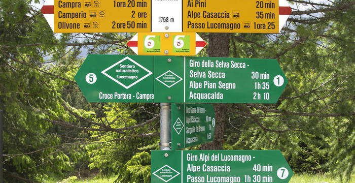 Cartelli sentieri pressso l'InfoPoint Centro Pro Natura Lucomagno © Andrea Persico