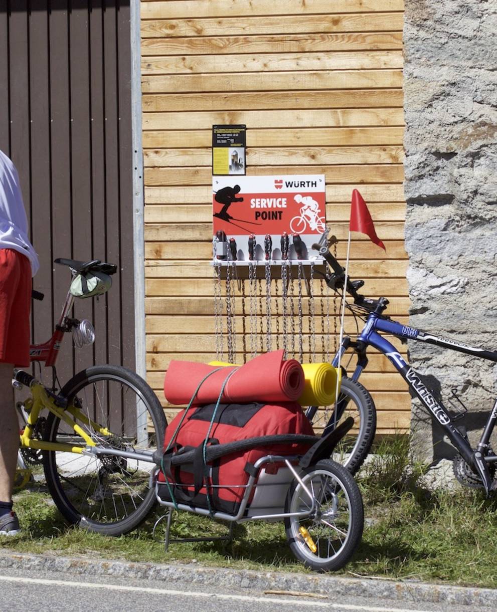 A disposizione anche una stazione con attrezzi per bici - © Andrea Persico